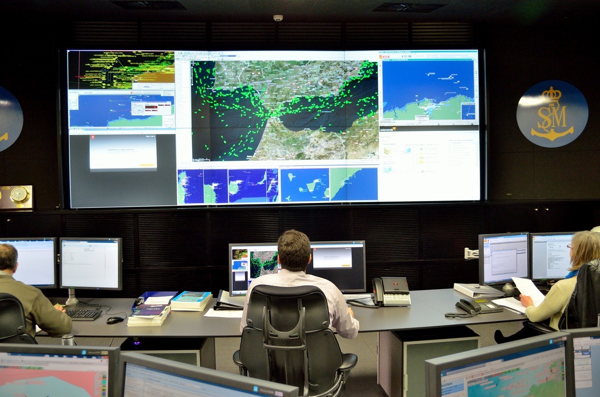 Tres controladores observando una pantalla con diferentes mapas