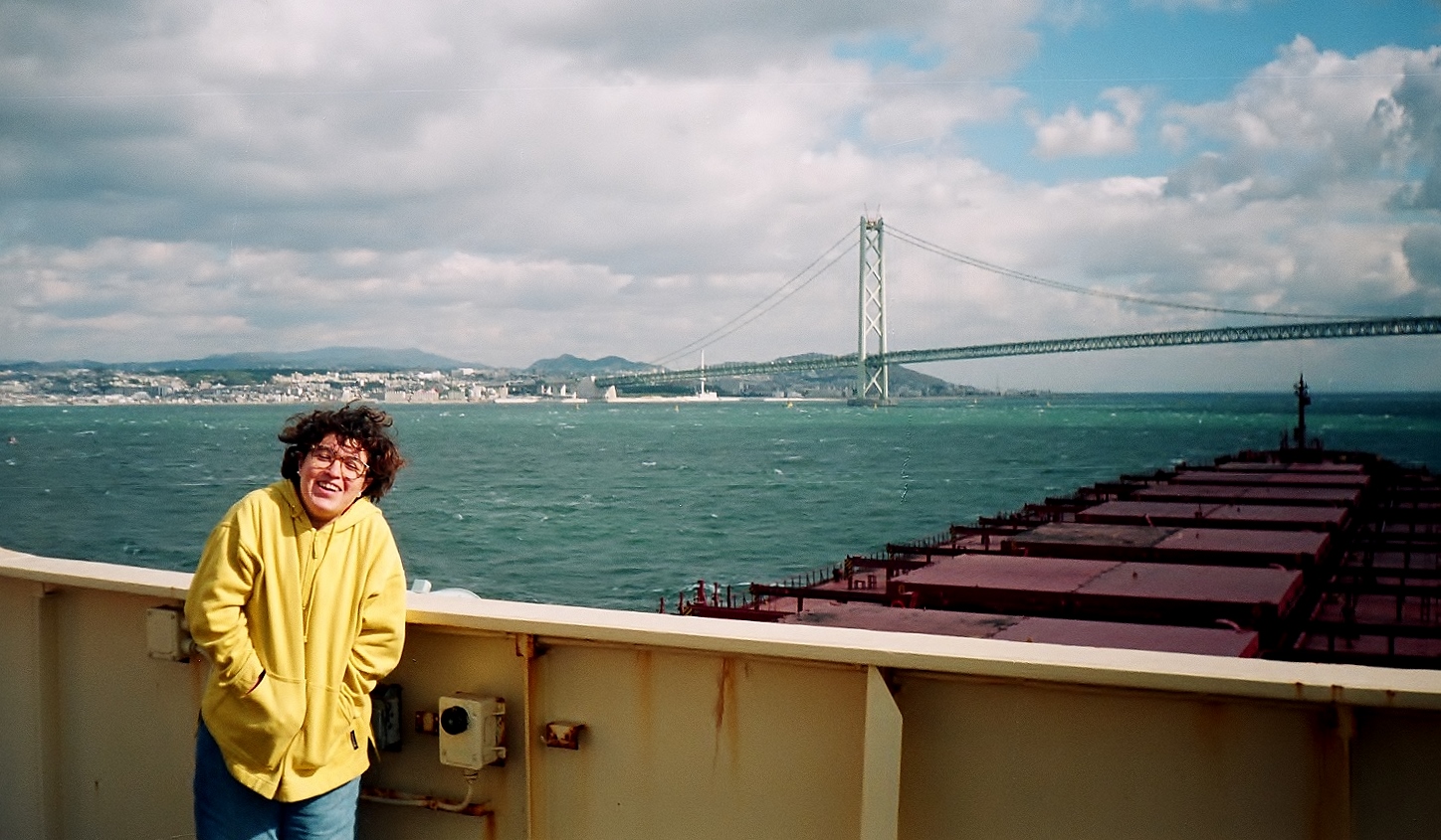 foto de mujer posando con puente y agua al fondo