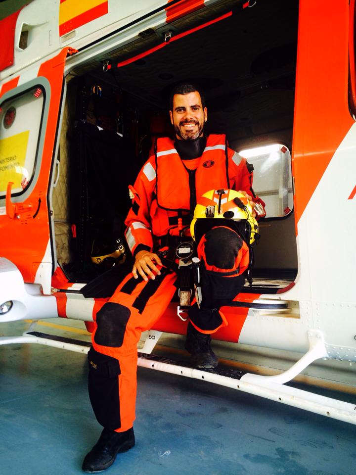 piloto de helicóptero posando con equipación y casco en la mano