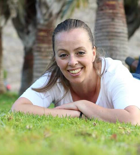 foto de mujer de mujer joven y rubia sobre césped verde