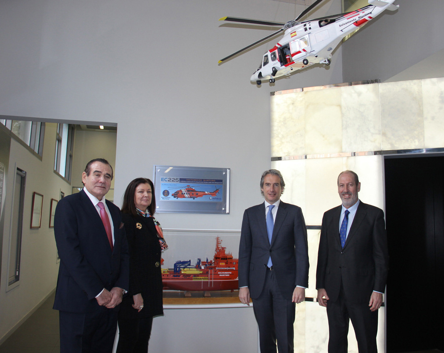 Directivos posando junto a maquetas de helicóptero y embarcación de sasemar