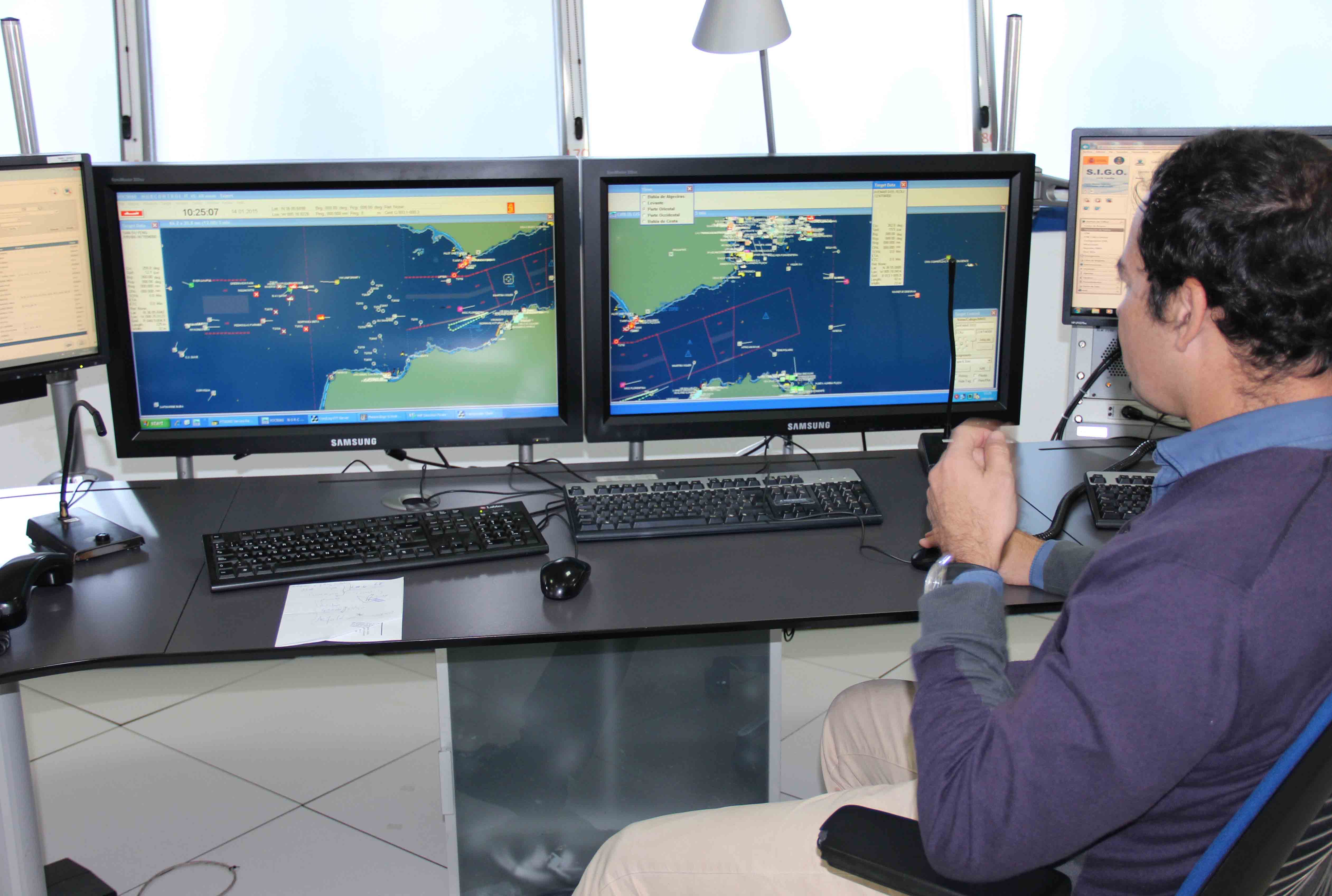 trabajador en el centro de coordinación de Tarifa