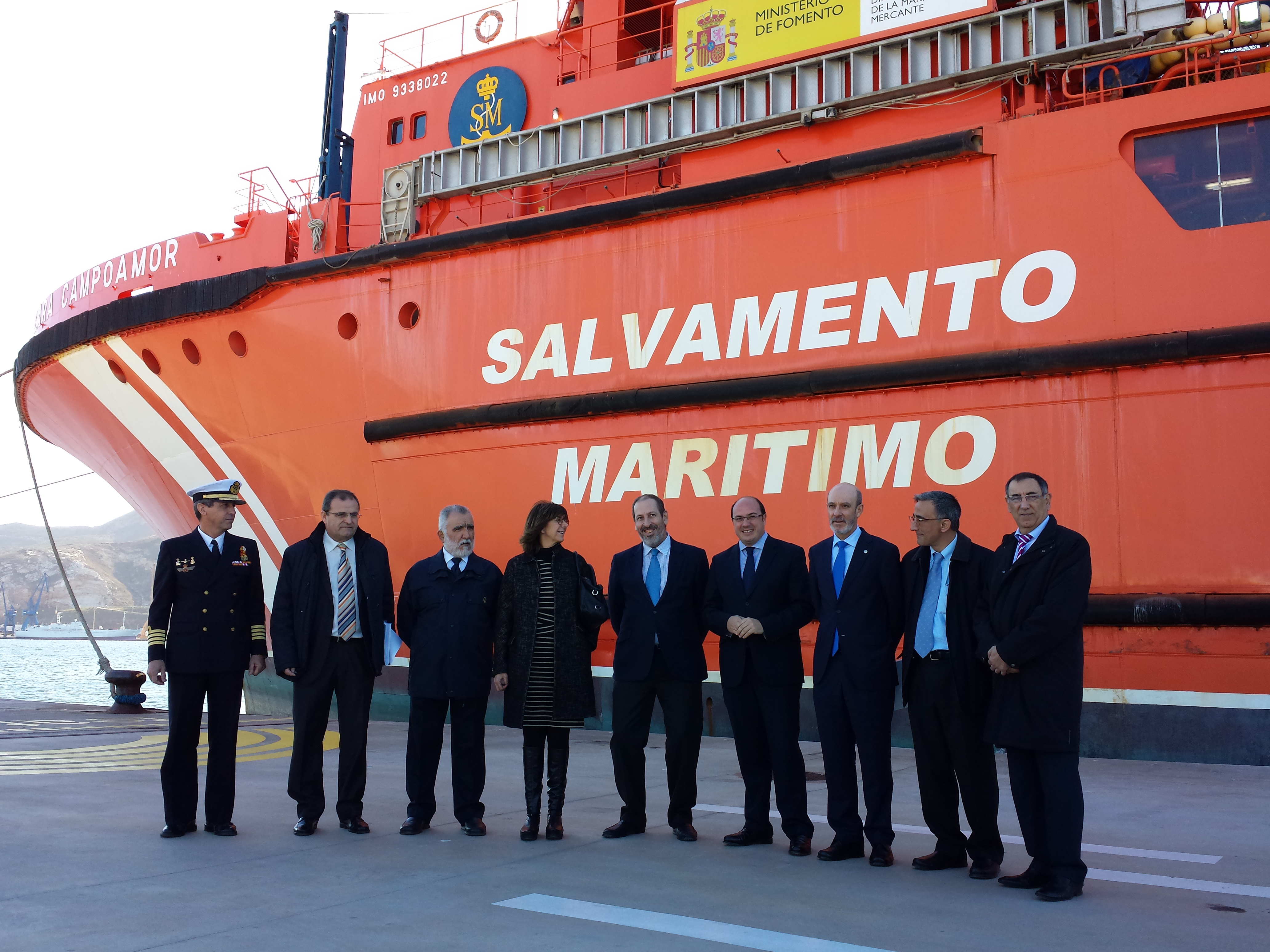 foto de directivos junto a embarcación de sasemar