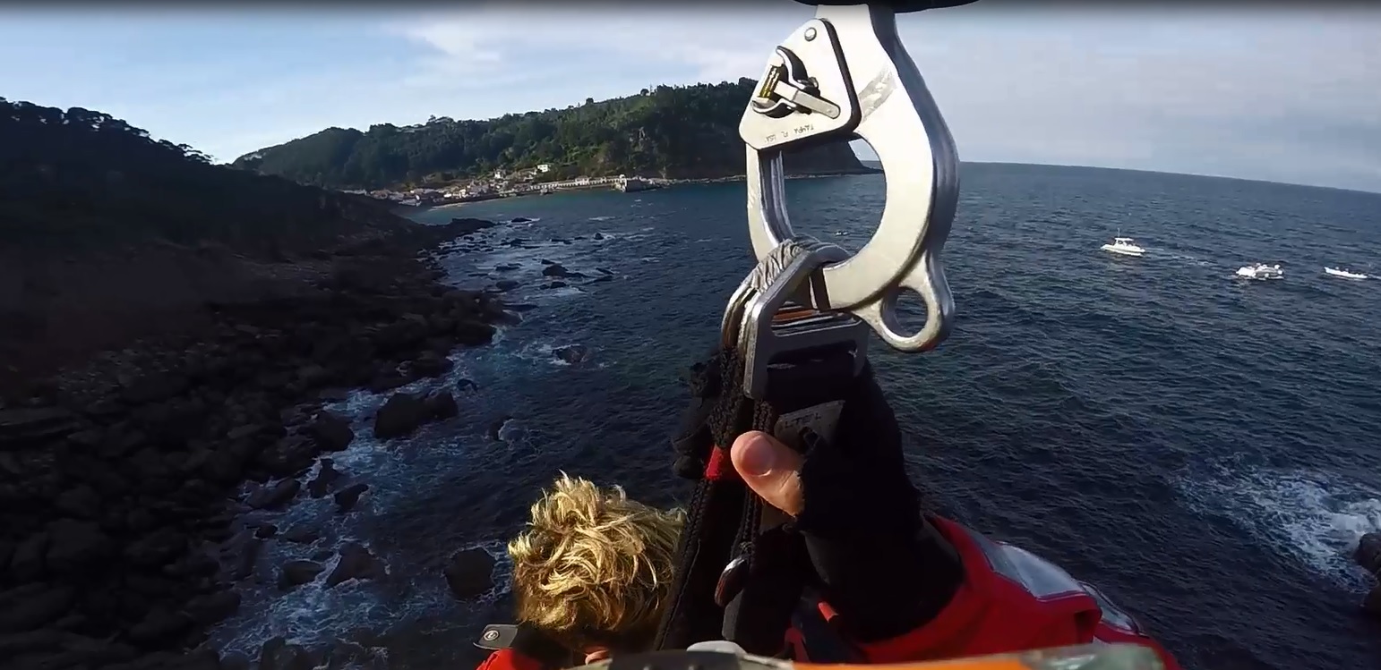 mano sujetando cuerda de ascenso a helicóptero en rescate