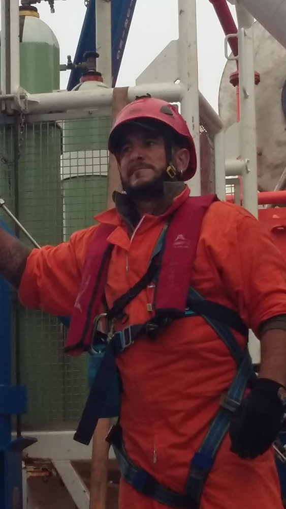 foto de tripulante de embarcación con equipo de trabajo y casco