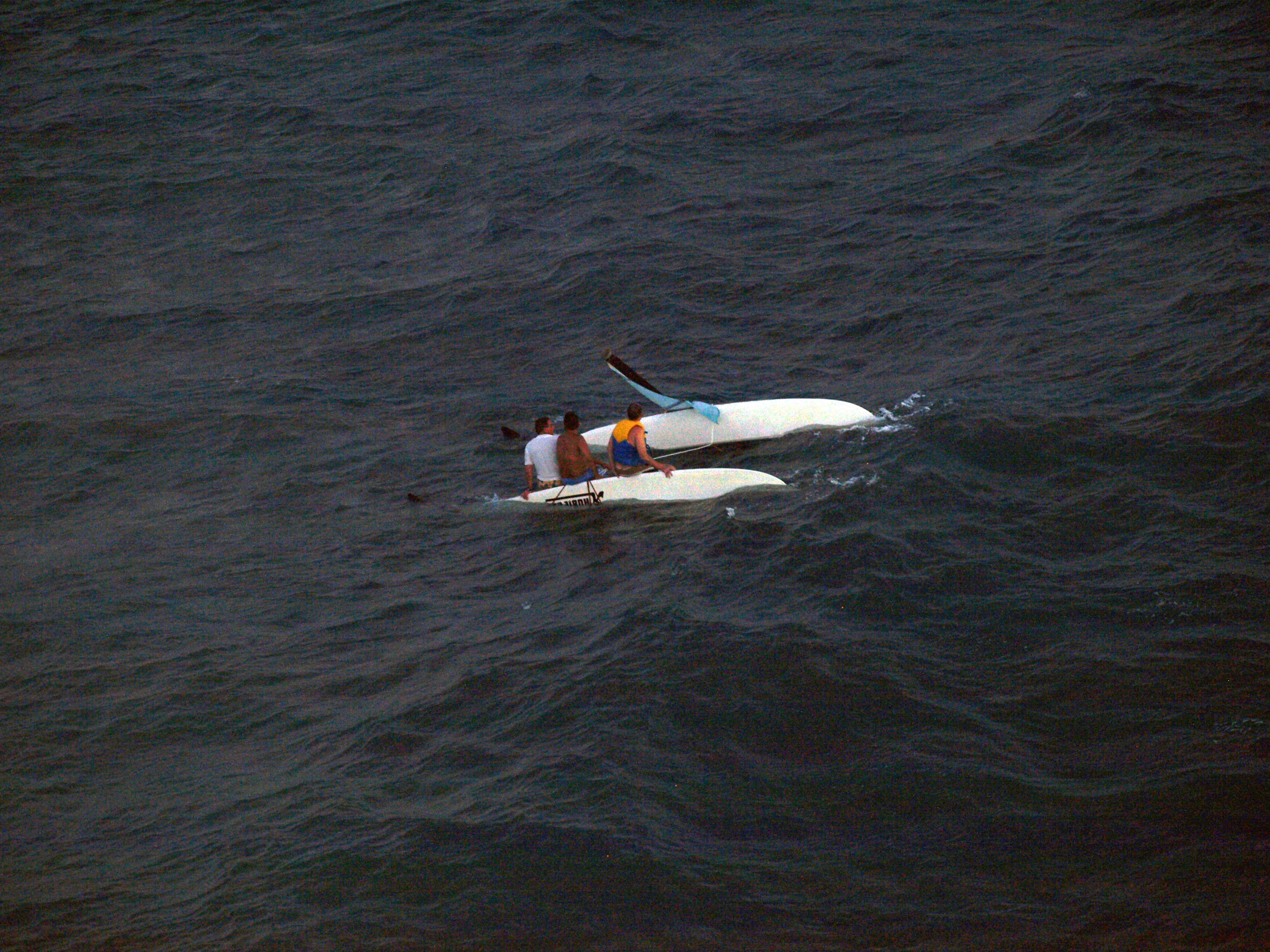 catamarán volcado en el mar