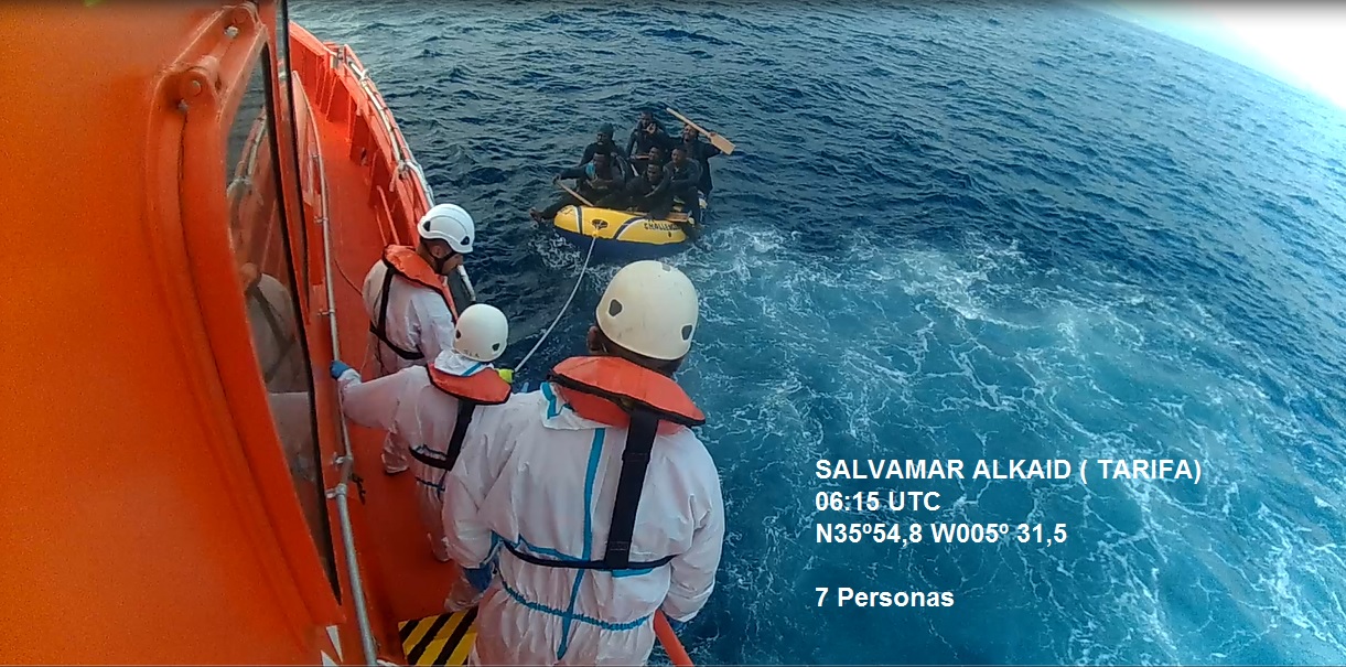 Tres tripulantes sasemar en el rescate de una patera