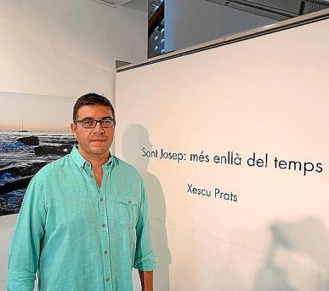 Foto de hombre posando junto a muro con texto "Sant Josep: més enllà del temps, Xescu Prats"