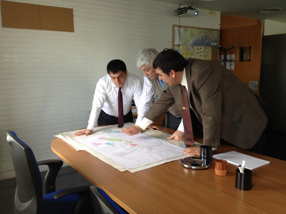 Salvamento Marítimo, Capitanía Marítima de Tarragona y una delegación de Azerbaiyán mirando el mapa
