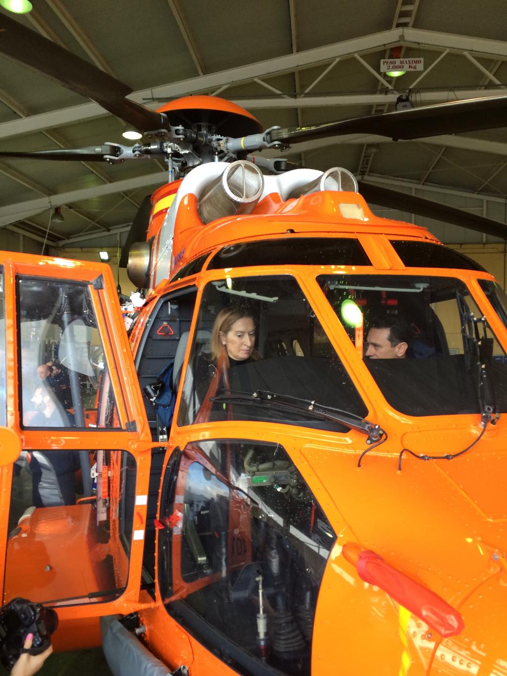 Ana Pastor a bordo de helicóptero de salvamento marítimo