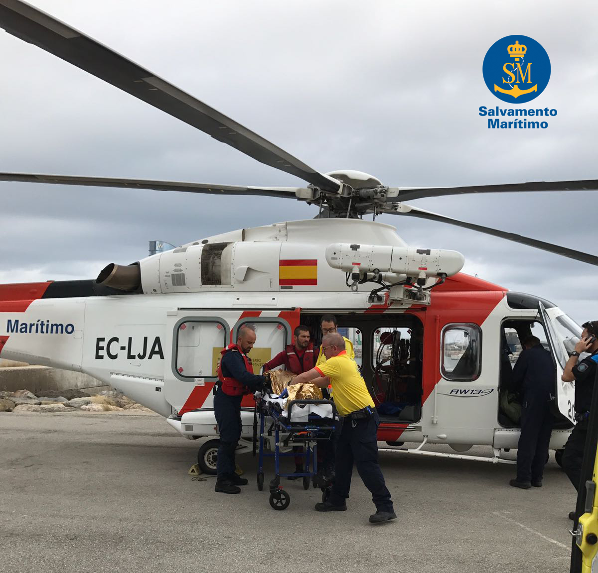 Miembros sasemar auxiliando individuo en helicóptero