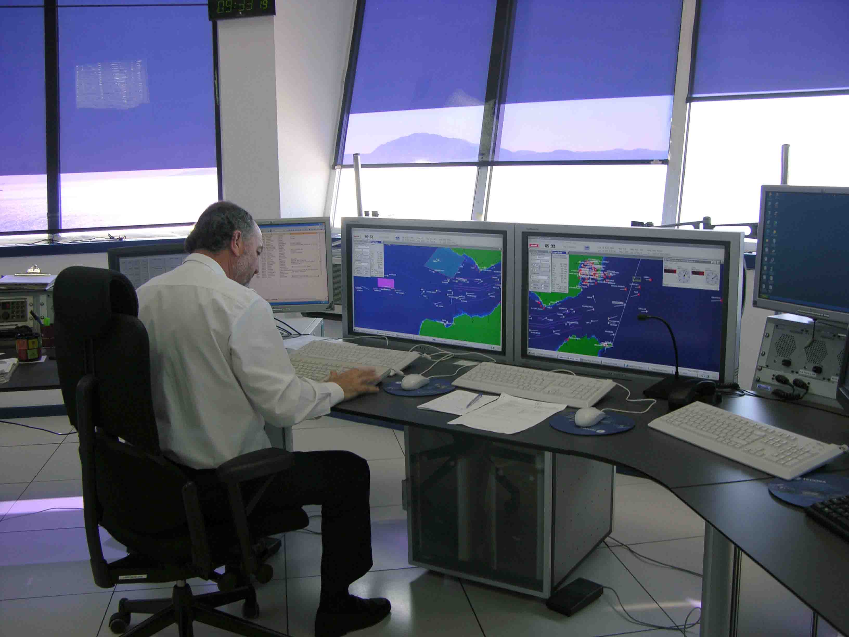 controlador trabajando en un Centro de coordinación de salvamento