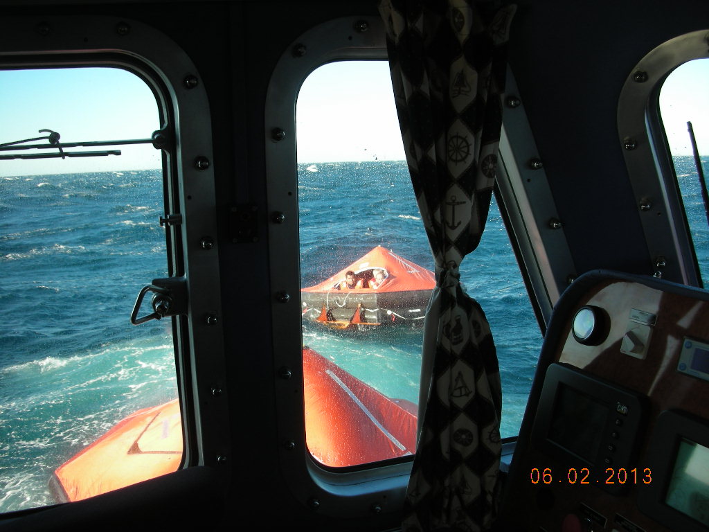 balsas en el agua visto desde embarcación de sasemar