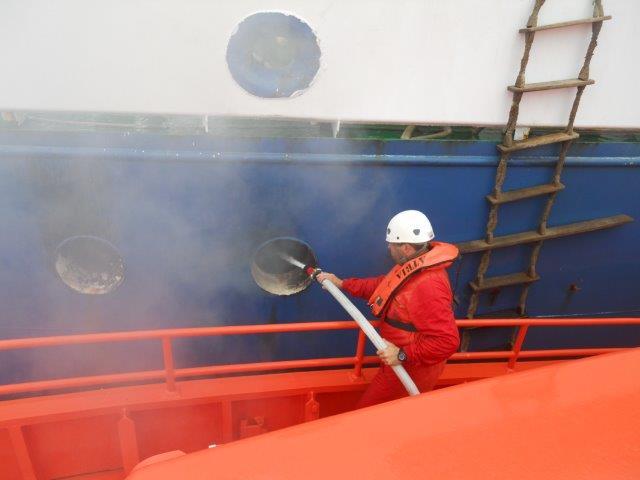 tripulante de salvamento marítimo apagando incendio del buque
