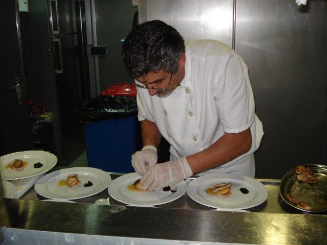 cocinero emplatando comida