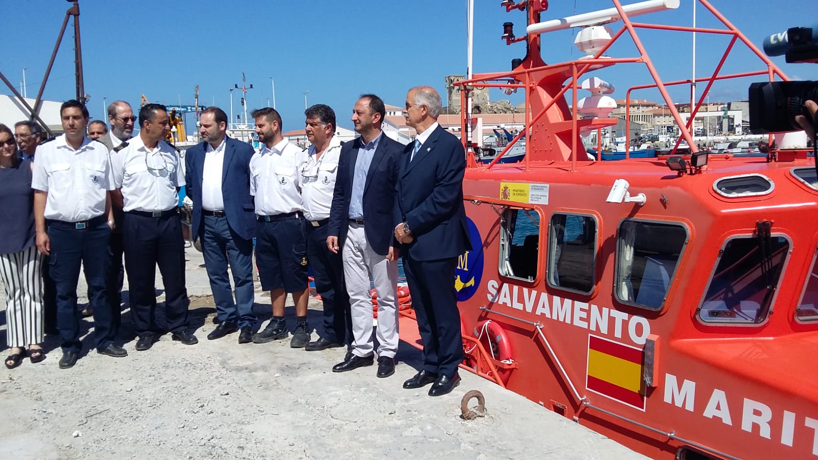 miembros de la tripulación posando junto a una embarcación de salvamento marítimo