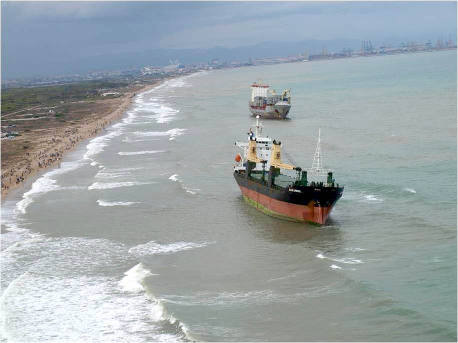 Embarcación El Saler varado en la playa