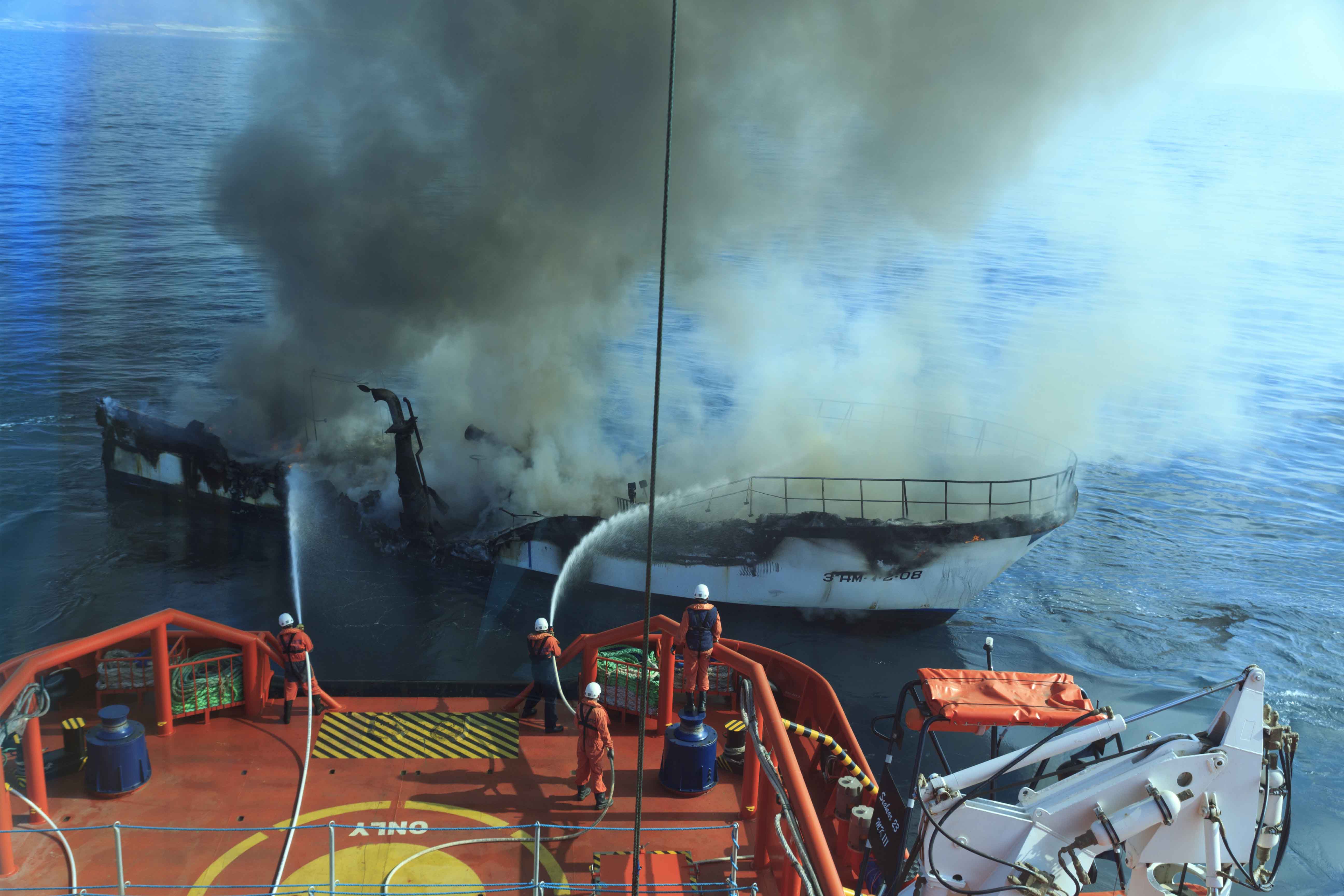 Embarcación Salvamento Marítimo apagando incendio del pesquero