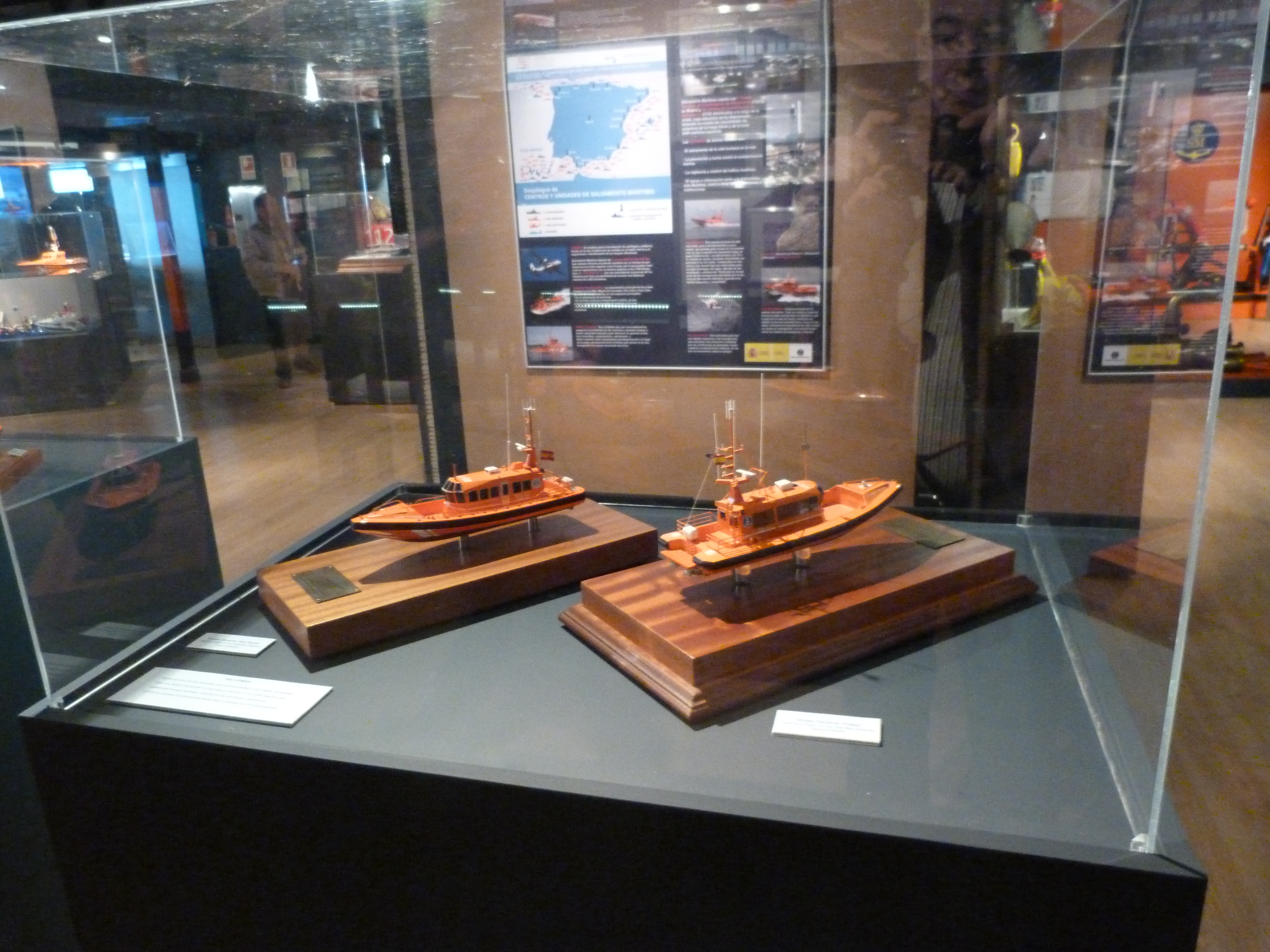 Vitrina que contiene dos maquetas de embarcaciones de salvamento marítimo