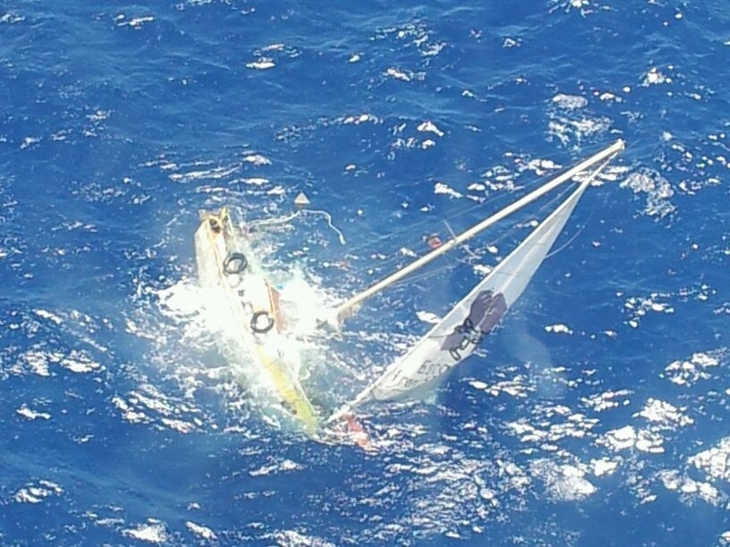 velero semihundido