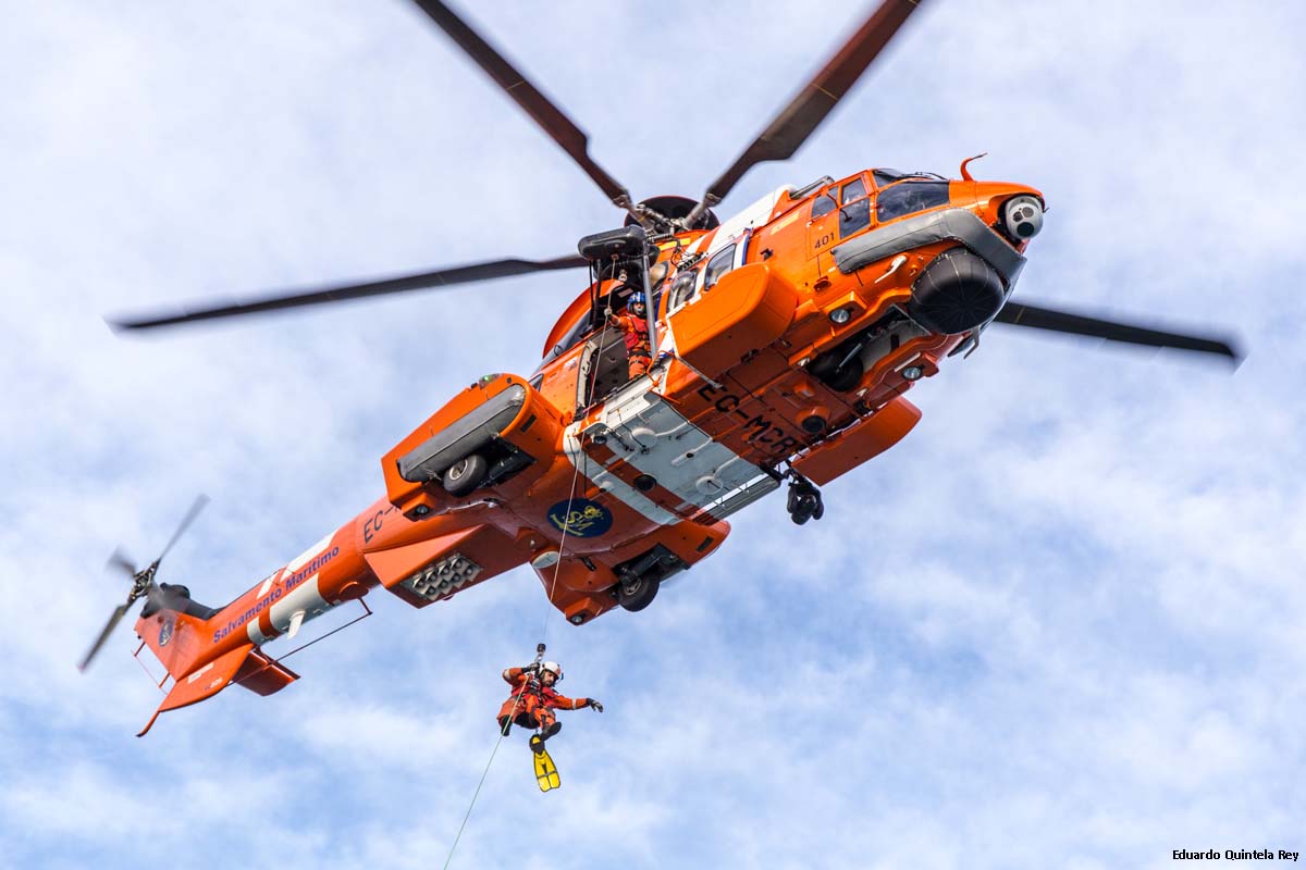 helicóptero y tripulante bajando al mar desde éste