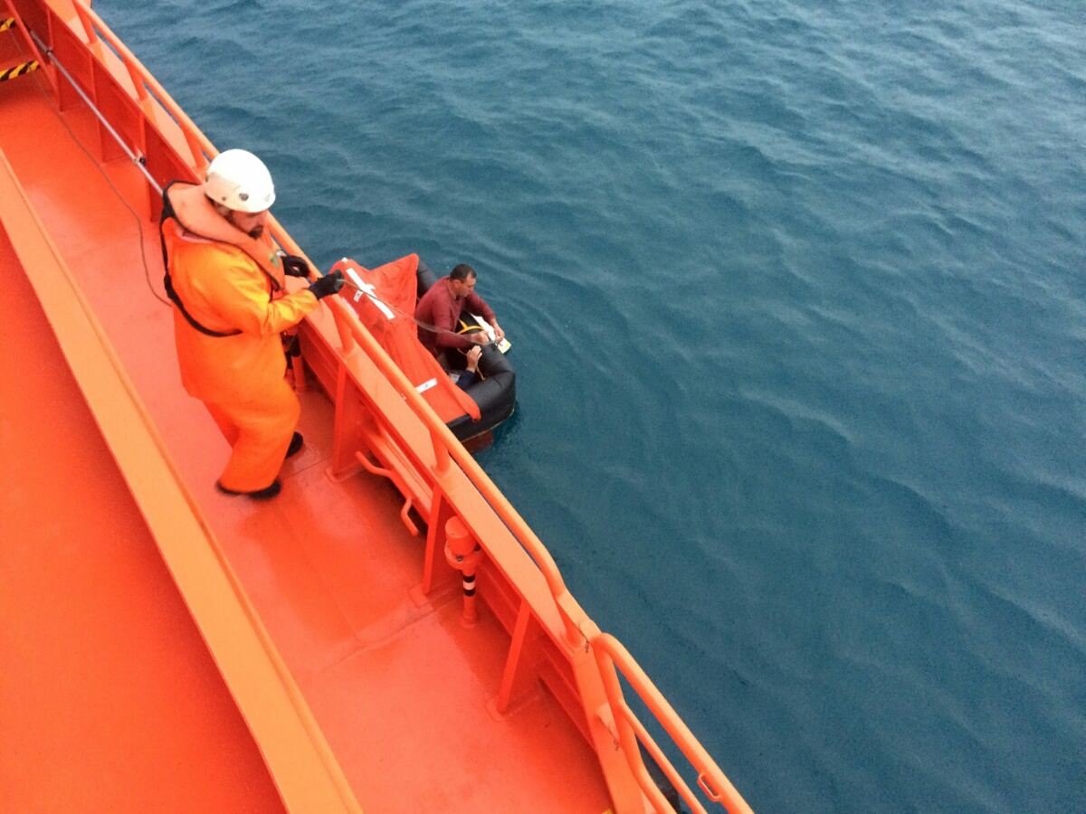 rescate de tripulante de sasemar a tripulante de balsa