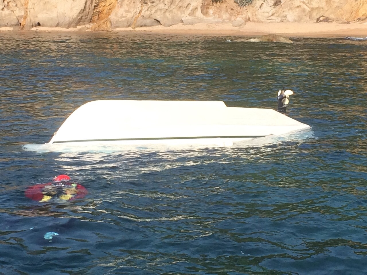 Foto del bote volcado