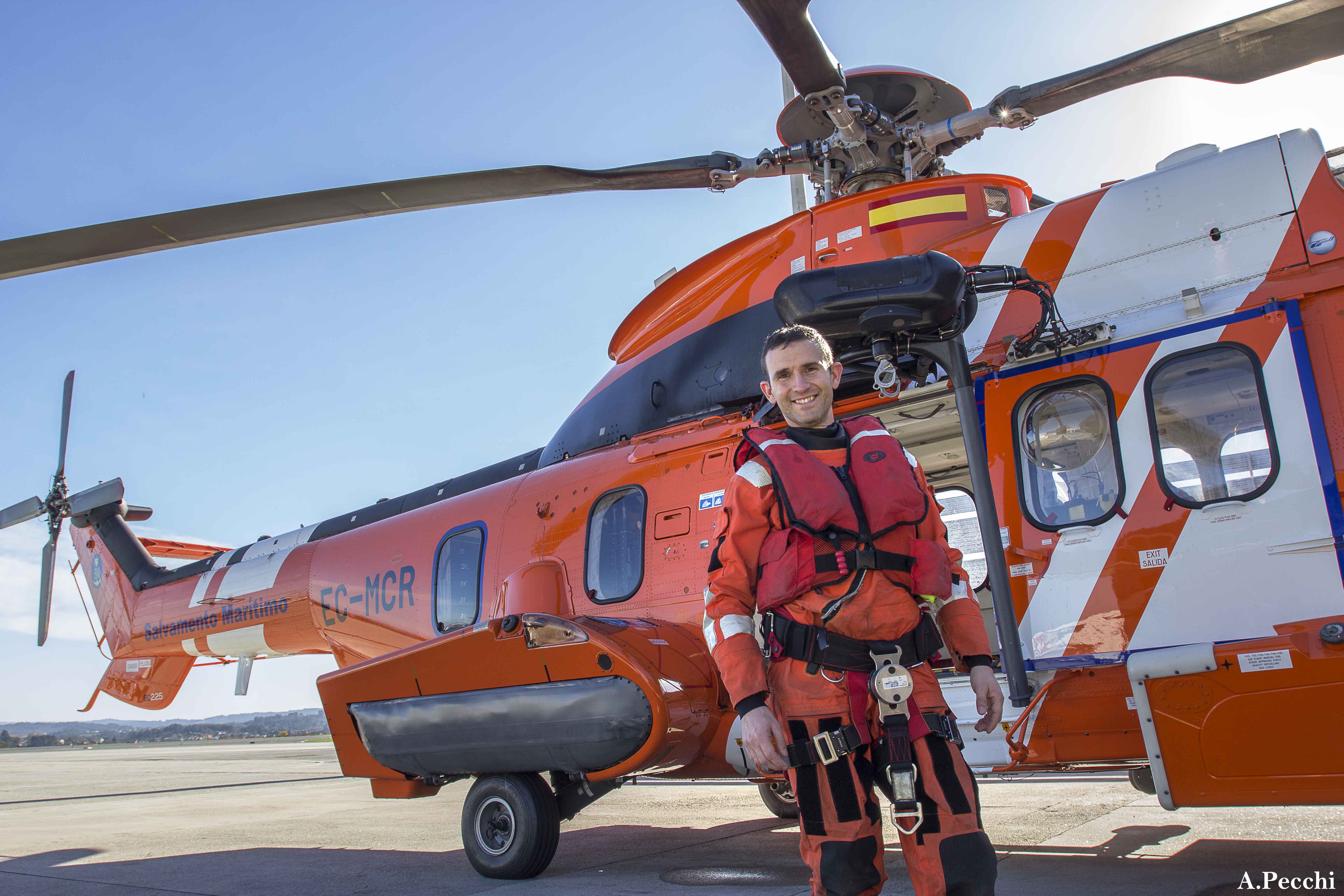 Tripulante posando junto a un helicóptero de sasemar