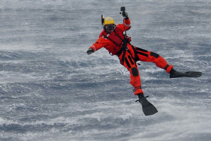 rescatador bajando al mar desde helicóptero