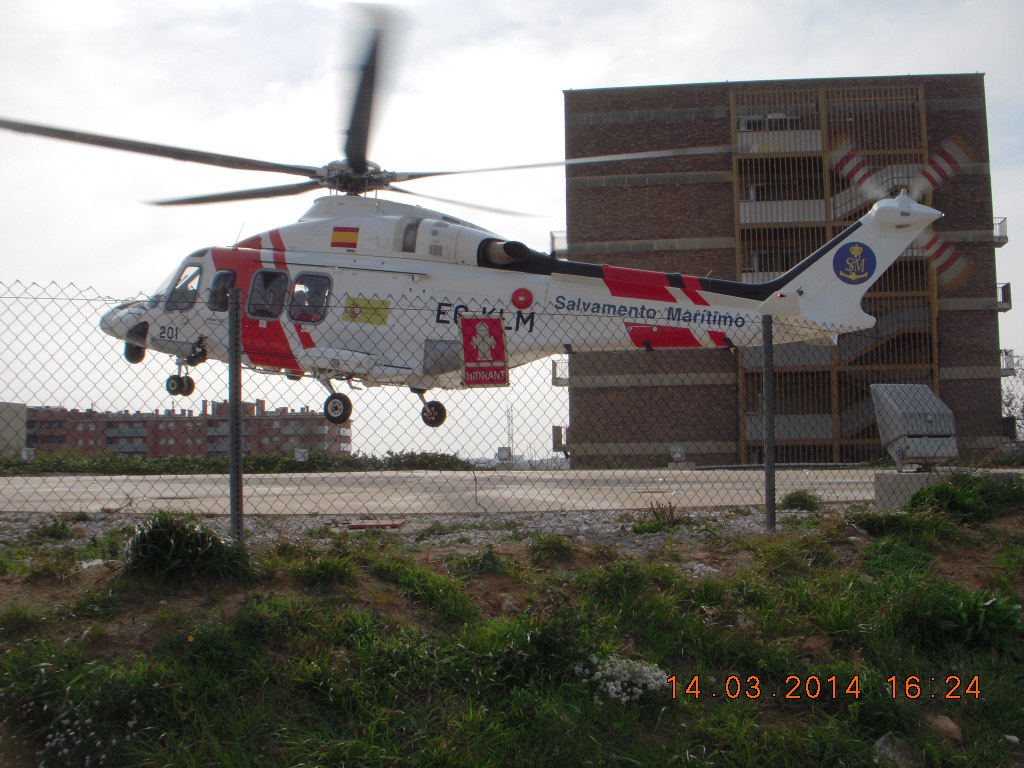 Helicóptero despegando de pista