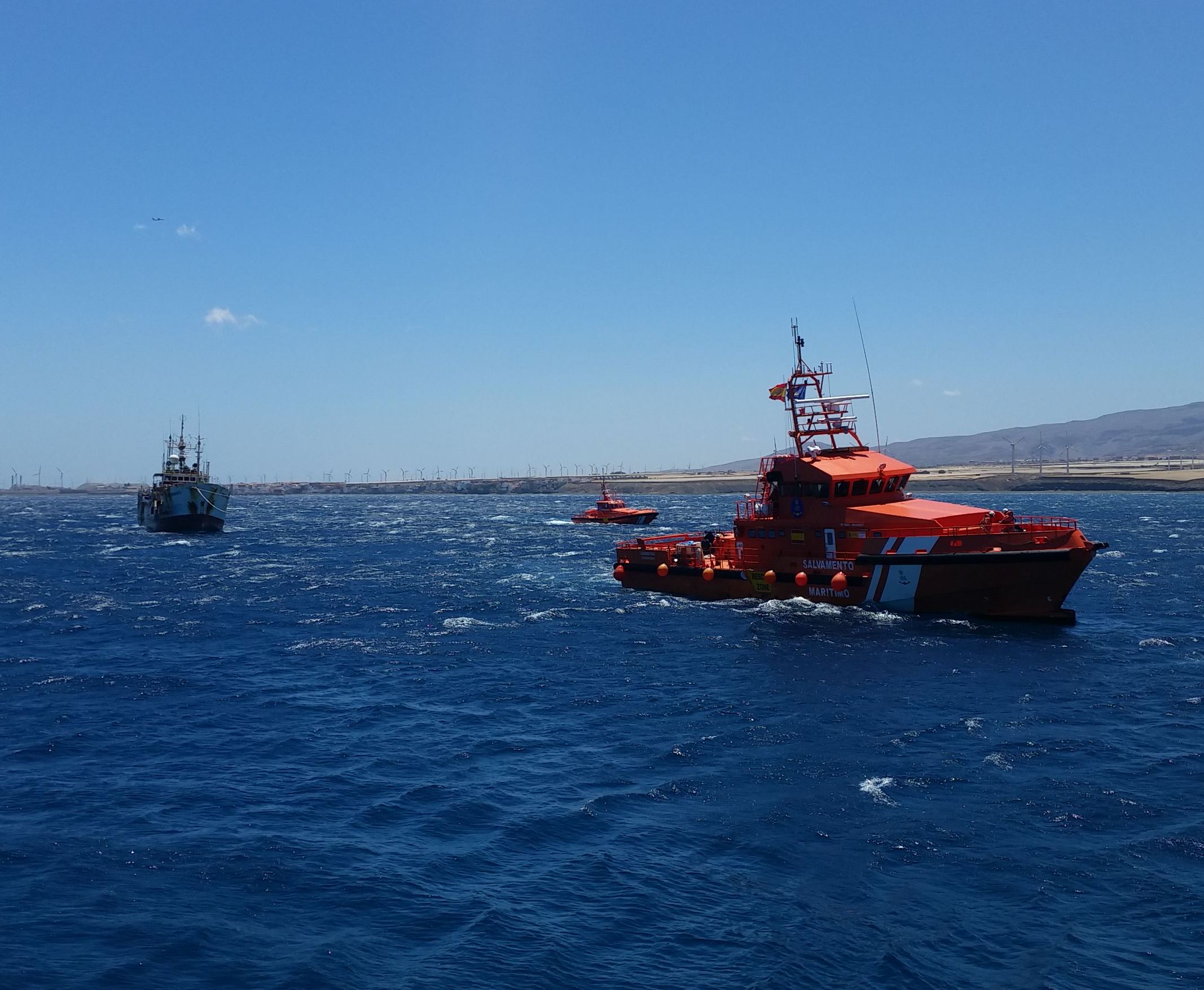 Tres embarcaciones navegando dos de ellas de salvamento marítimo