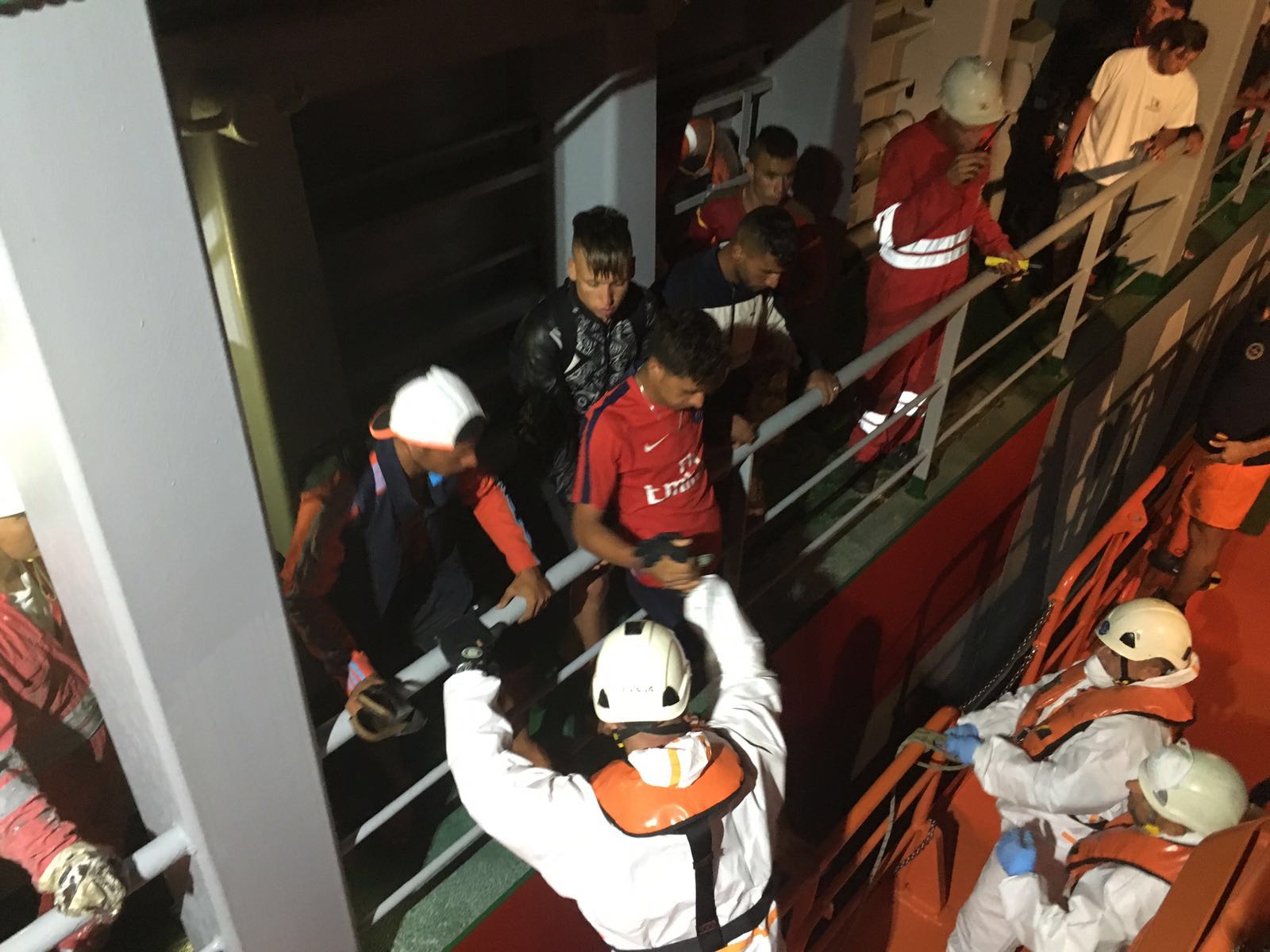 rescatadores trasladando tripulantes de una embarcación a otra de sasemar