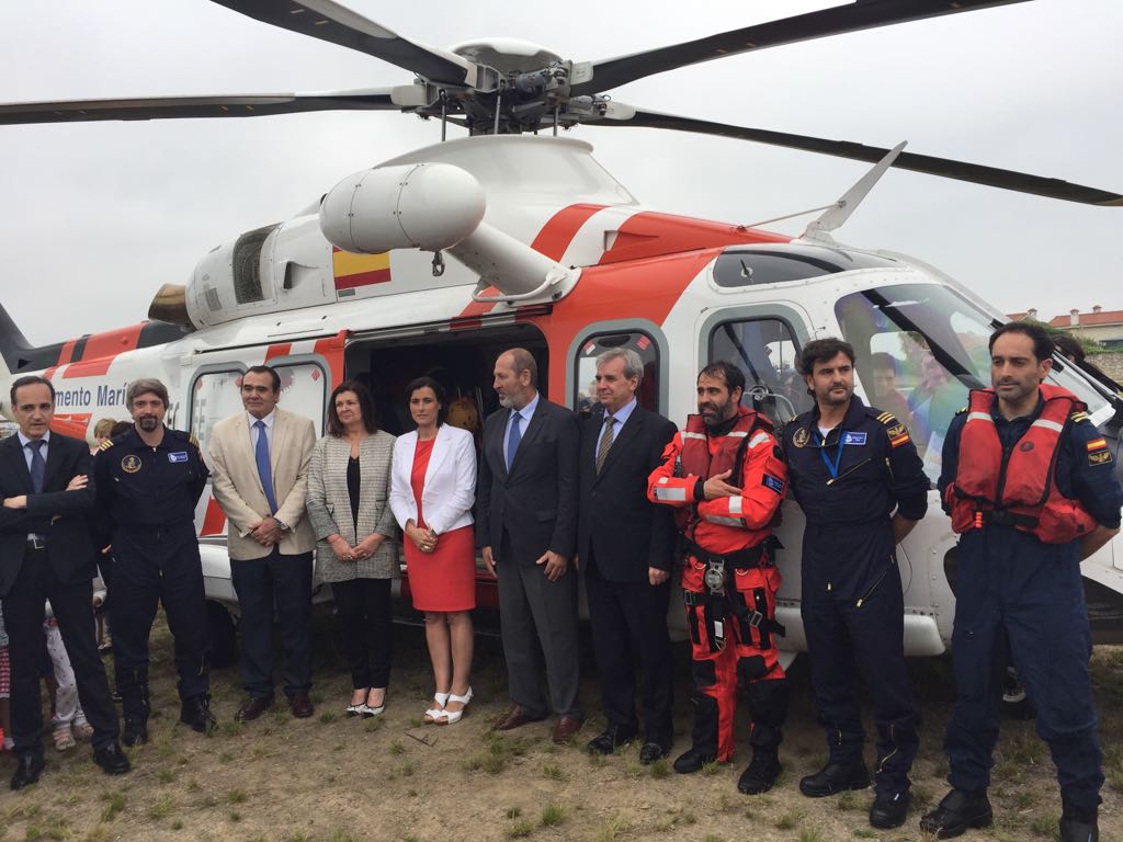 Pilotos y tripulación de helicóptero posando junto a directivos