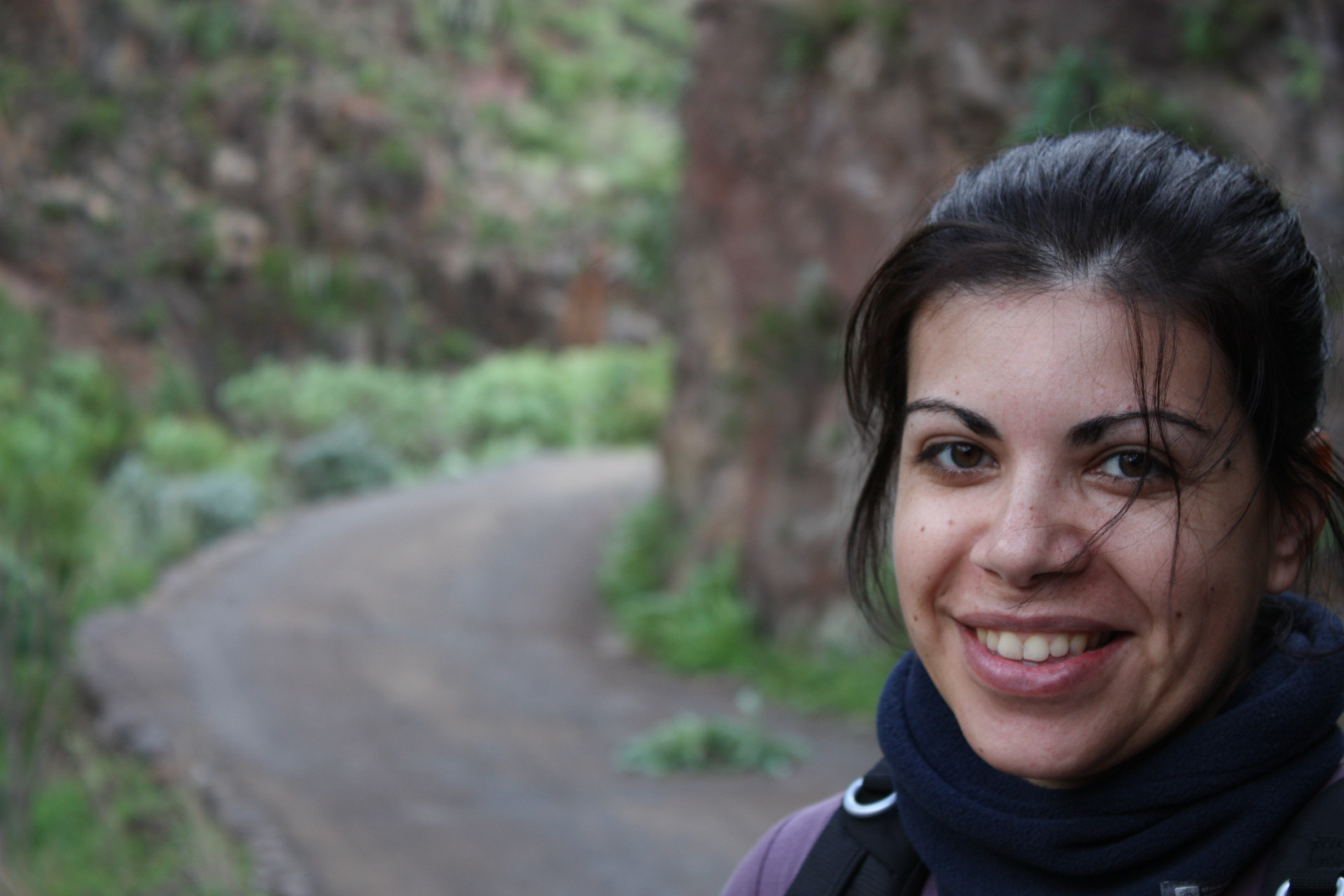 retrato de mujer joven y morena en un entorno de naturaleza