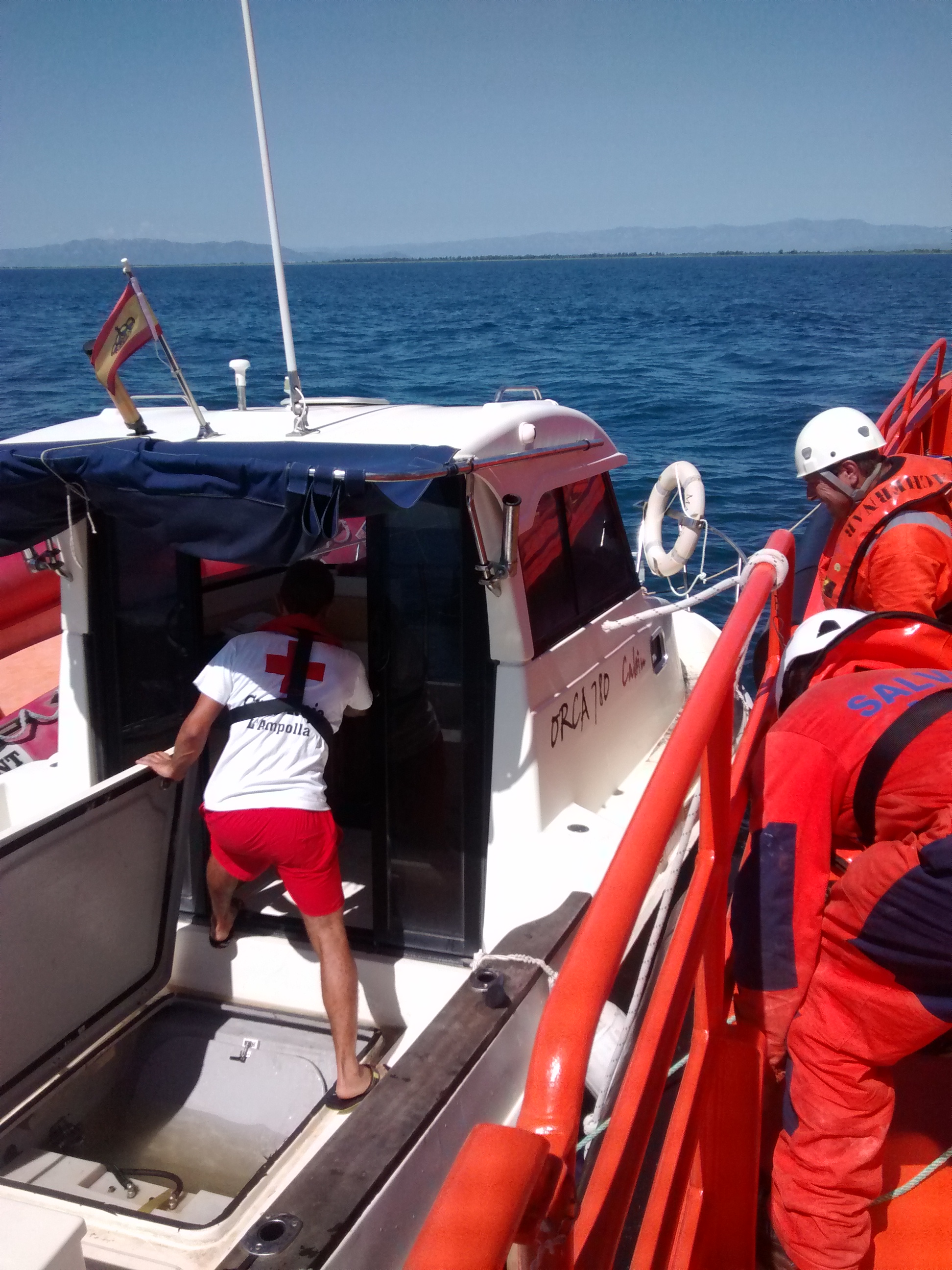 tripulantes de la Cruz Roja y tripulantes de sasemar trabajando juntos