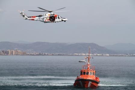 Helicóptero sobrevolando embarcación de salvamento marítimo