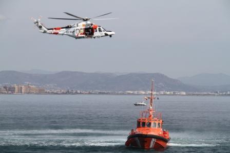 Helicóptero sobrevolando embarcación de salvamento marítimo