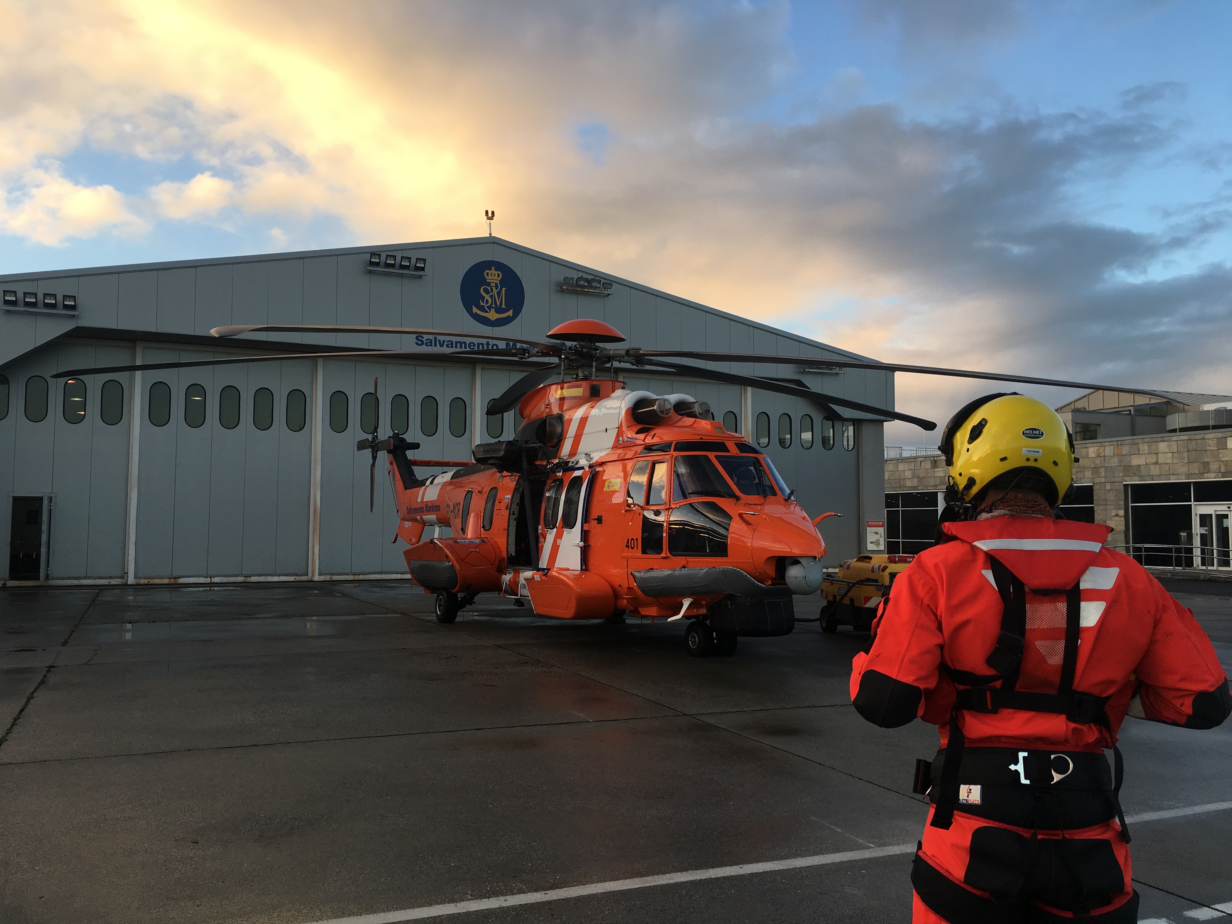 tripulante acercándose a helicóptero de salvamento marítimo