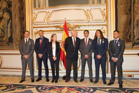 Ana Pastor posando junto a integrantes de salvamento marítimo