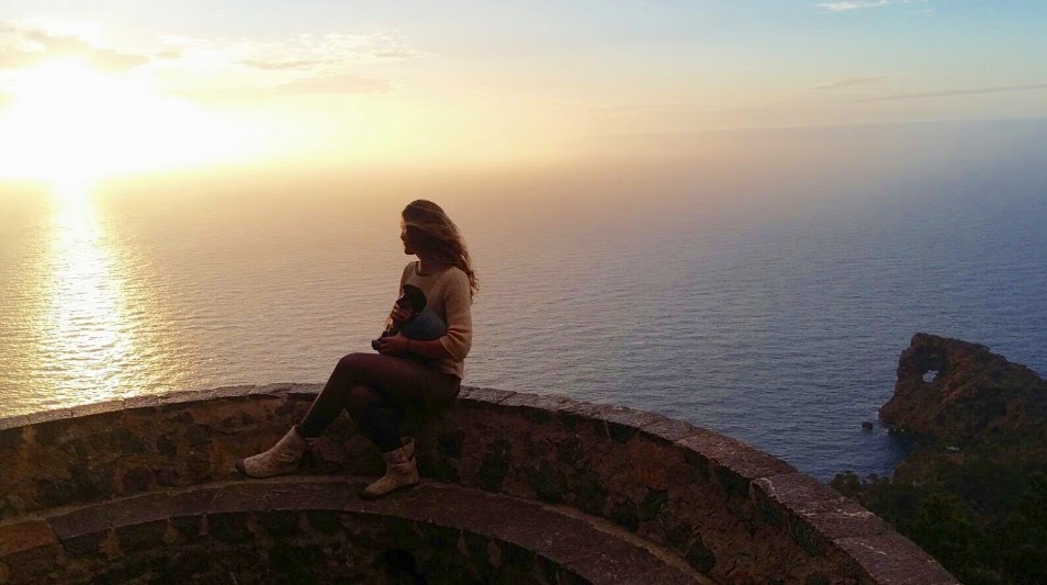 silueta de mujer con el mar de fondo