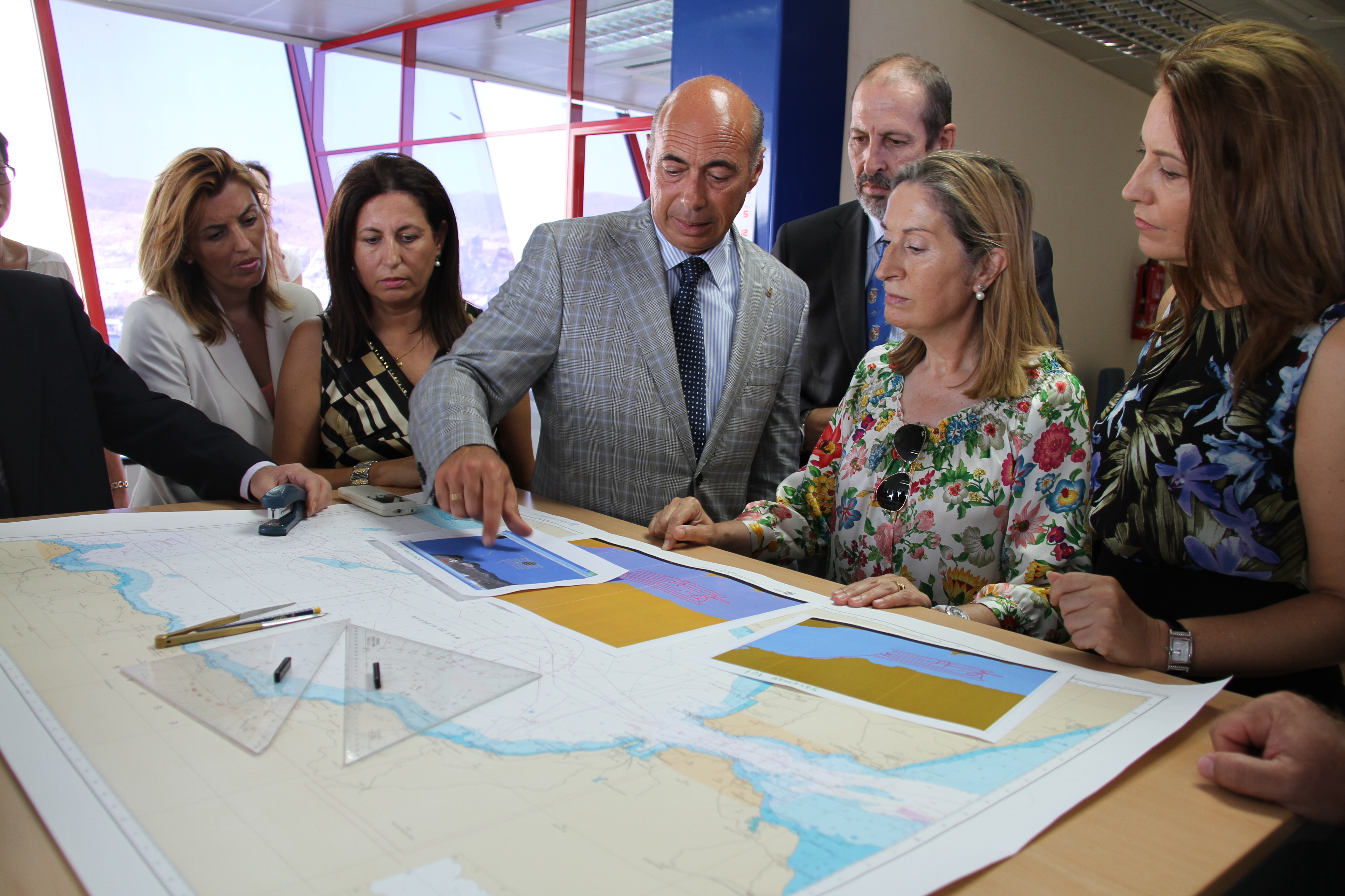 Integrantes del centro dando a conocer a la ministra la labor del personal y los resultados