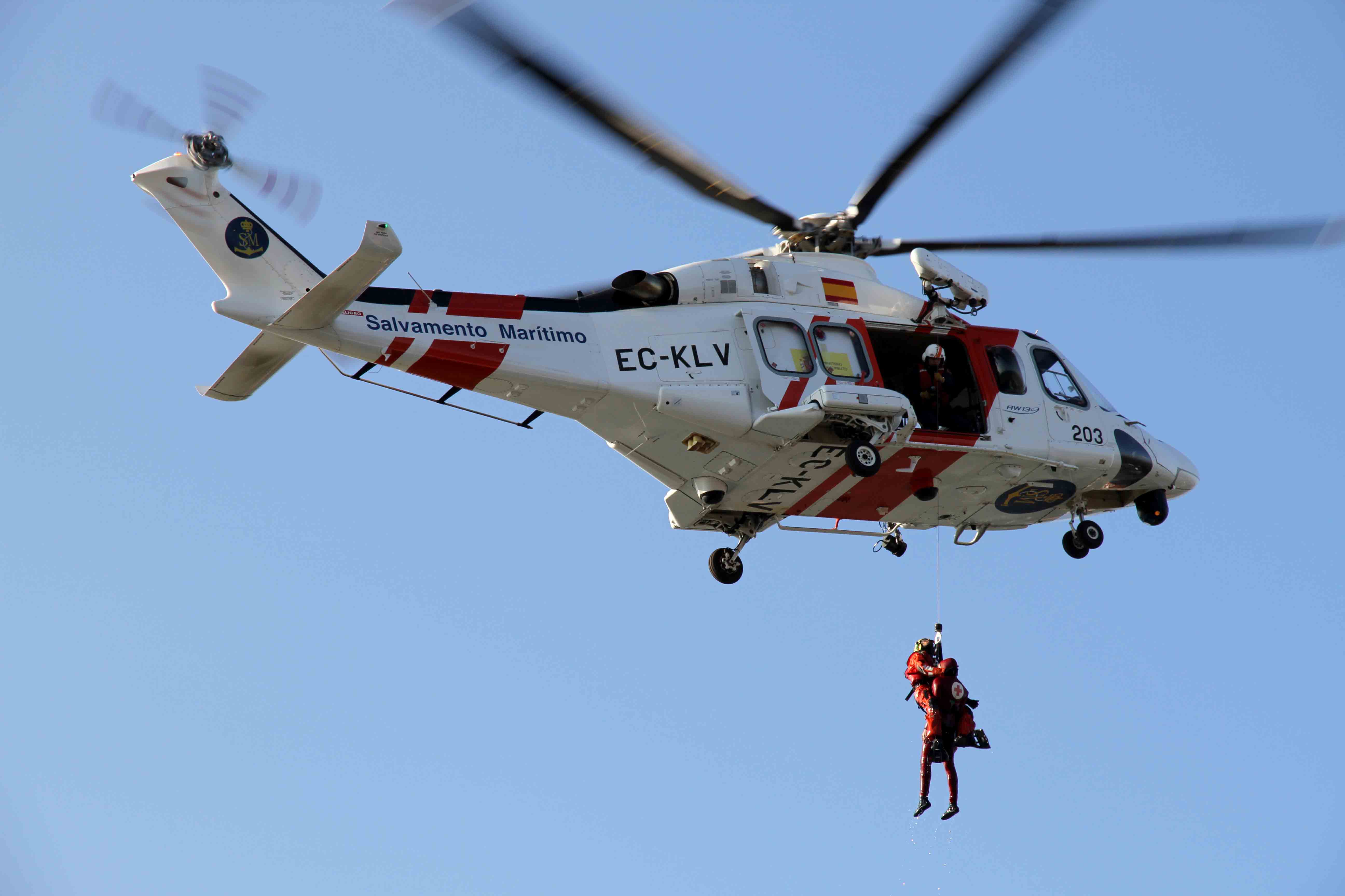 rescatador bajando al mar desde helicóptero