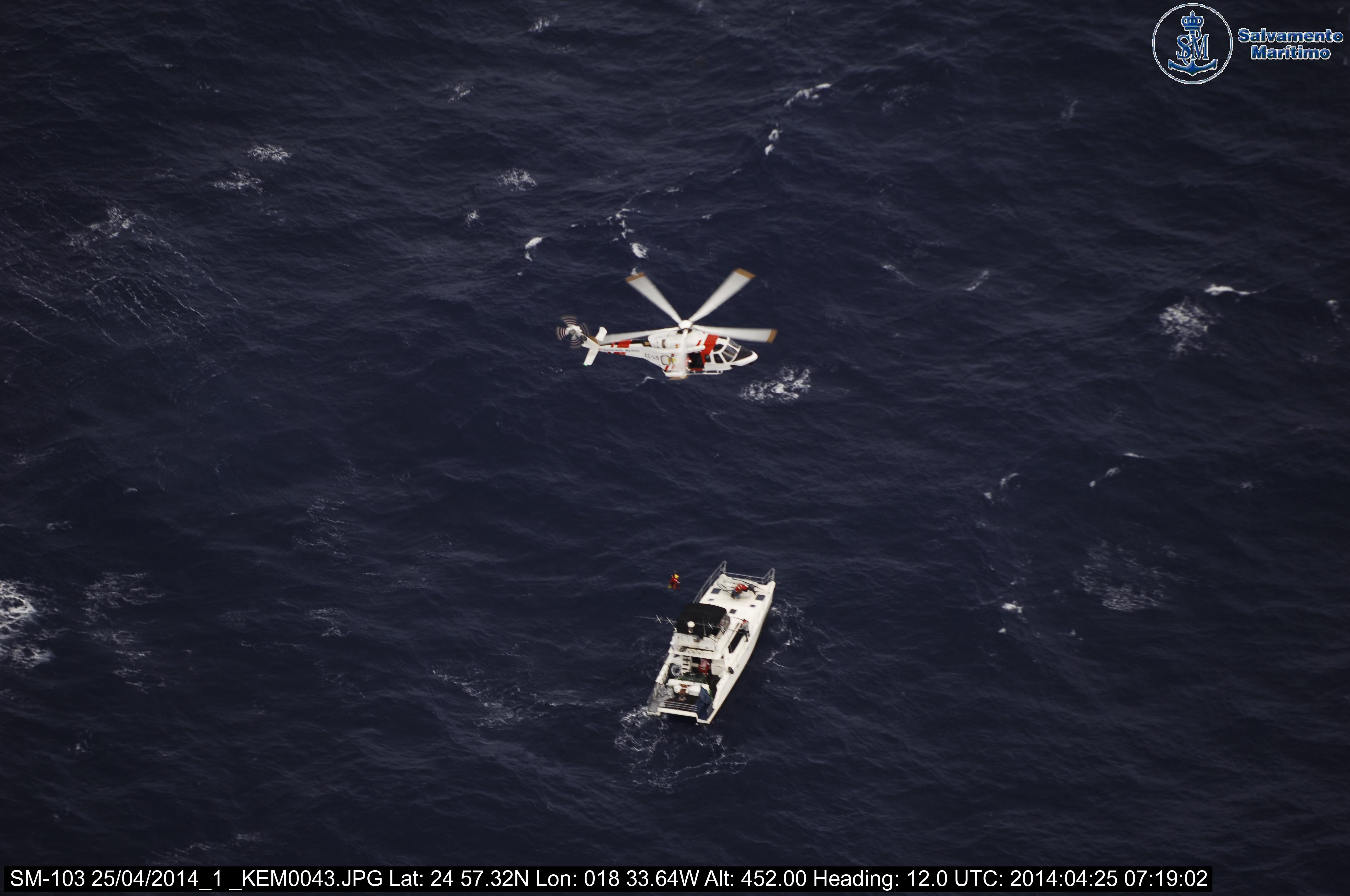 Helicóptero sobrevolando embarcación