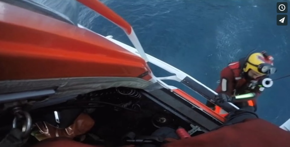 Rescatador descendiendo de un helicóptero