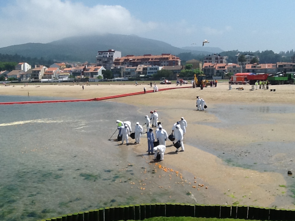 Equipo con la indumentaria requerida trabajando en el operativo de medio ambiente