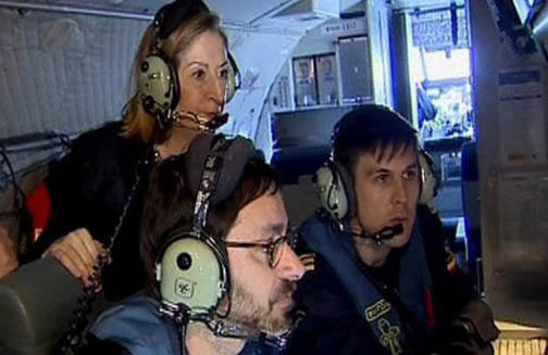 Ministra y dos tripulantes observando a través de una pantalla el Oleg-Naydenov