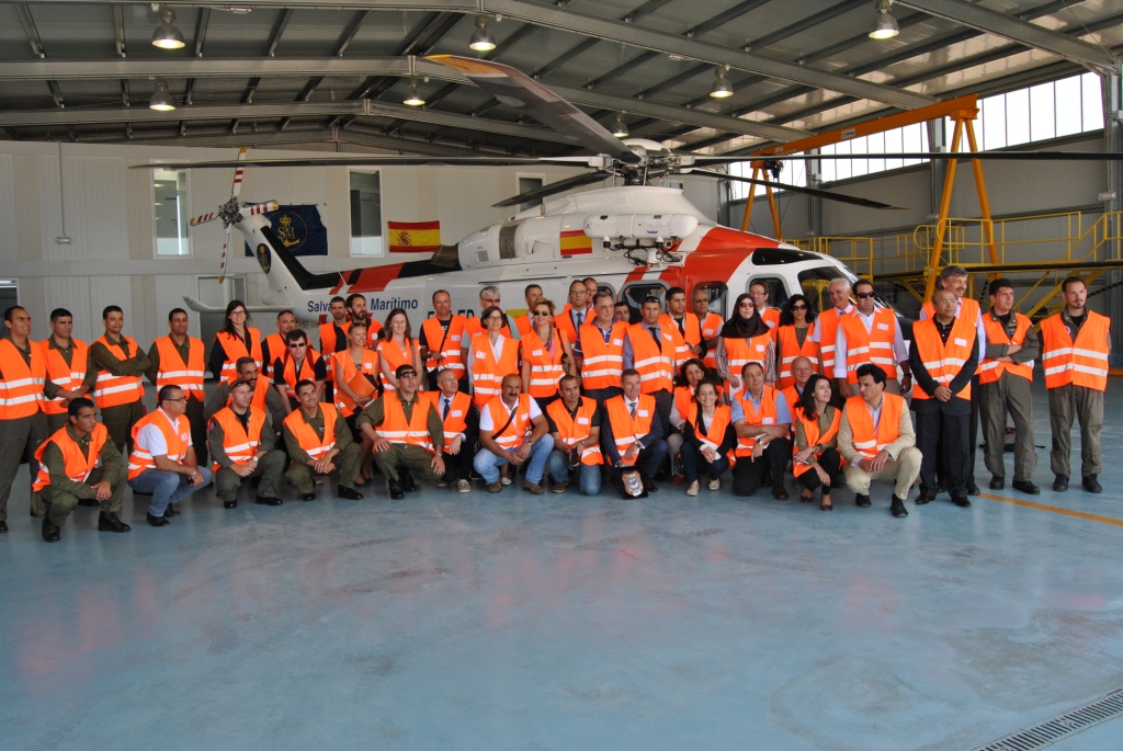 tripulantes posan junto a helicóptero de sasemar