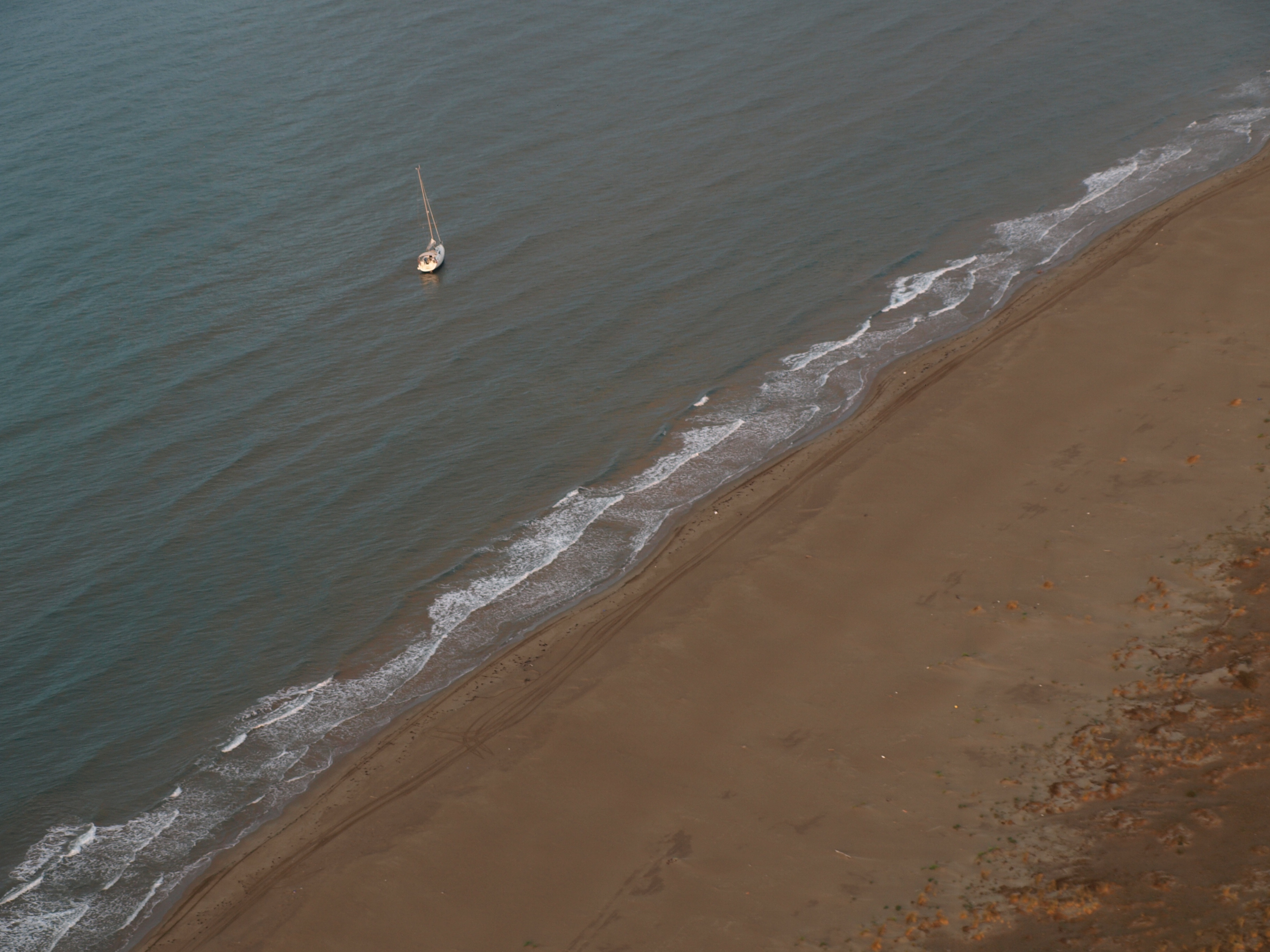 velero cerca de la orilla