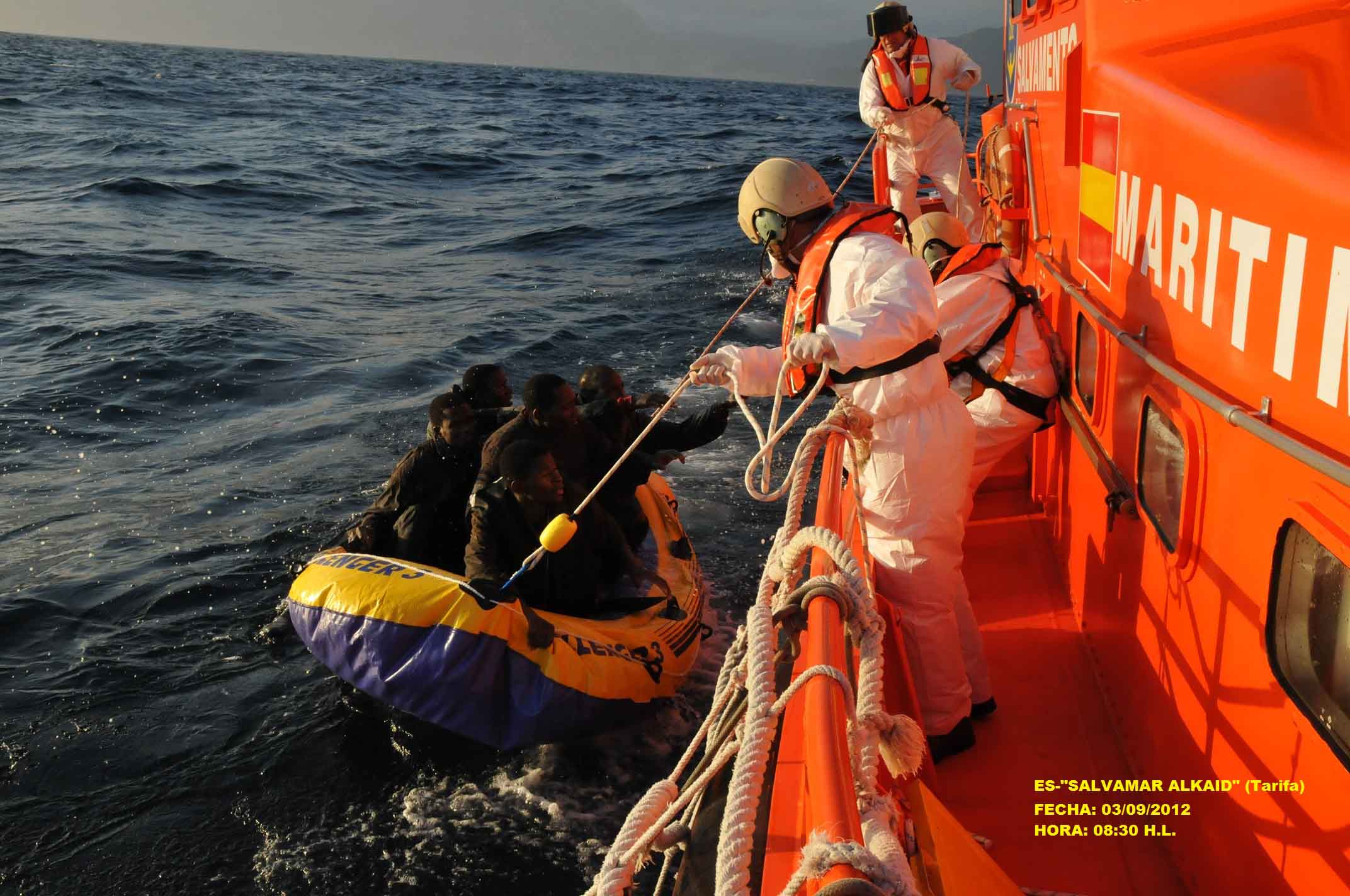 Tripulantes sasemar acercando patera para el rescate de su tripulación