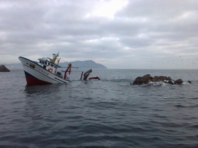pesquero semihundido